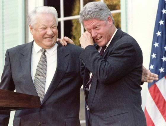 Srdačnost i osmesi, ali bez džentlmenskog sporazuma: Jeljcin i Clinton pred Belom kućom u Vašingonu 1997.